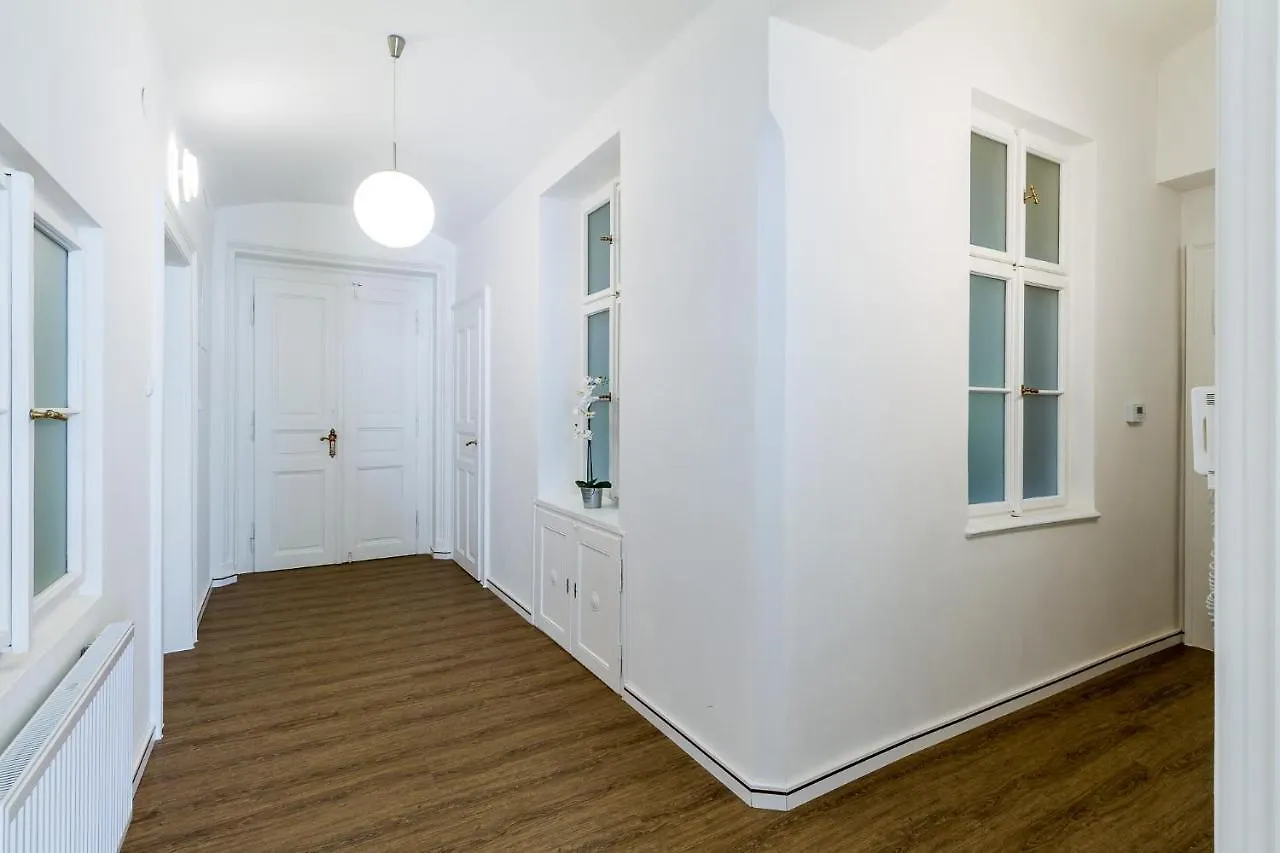 2Bds Apartment In Ujezd - P14 Prague