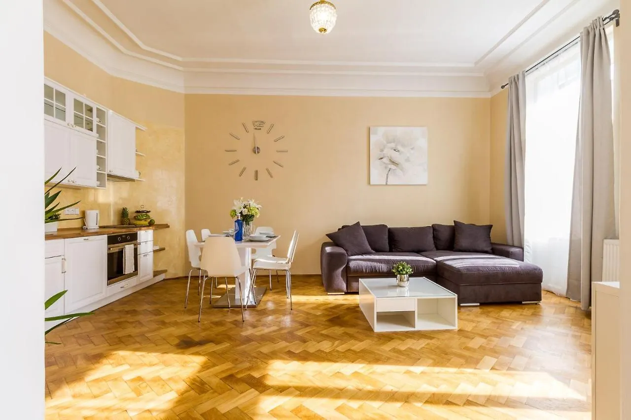 2Bds Apartment In Ujezd - P14 Prague