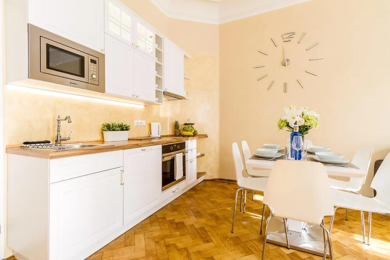 2Bds Apartment In Ujezd - P14 Prague